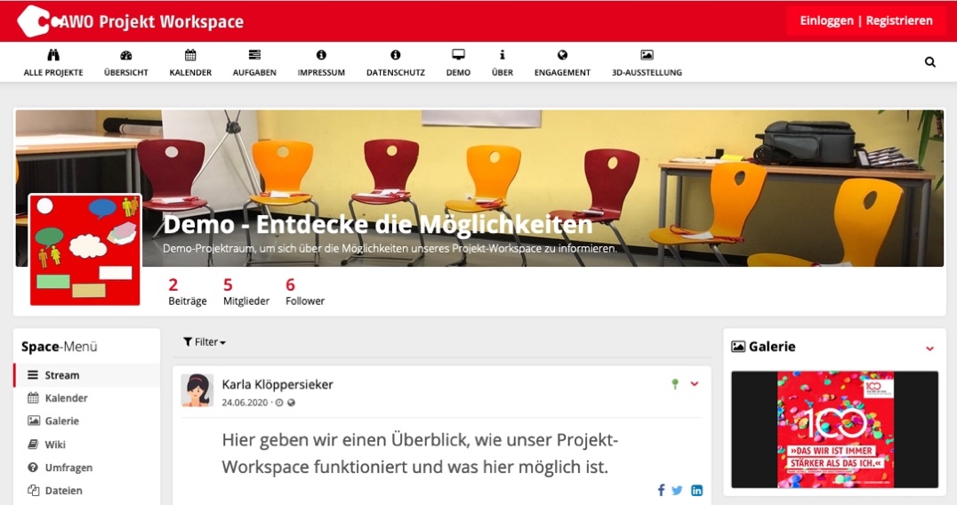 Ein Screenshot des AWO Projekt Workspace. Zusehen ist die Kopfzeile mit einem Stuhlkreis mit bunten Holzstühlen und dem Titel des Spaces: Demo - Entdecke die Möglichkeiten. Darunter die Anzahl der Beiträge, die Mitgliederanzahl und die Followerzahl. Dann ein Post von Karla Klöppersieker mit dem Inhalt: Hier geben wir einen Überblick wie unser Projekt Workspace funktioniert und was hier möglich ist. Links daneben das Space Menü mit den Einträgen: Stream, Kalender, Galerie, Wiki, Umfragen und Dateien. 